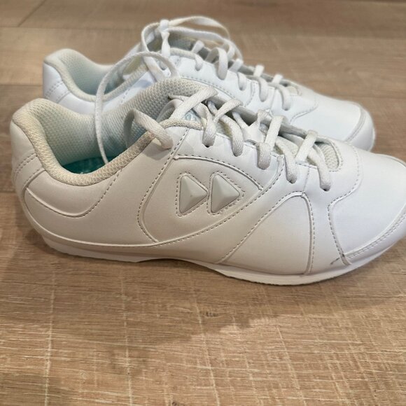KAEPA WOMENS WHITE CHEER SHOES NWOB 5.5 - Picture 1 of 7